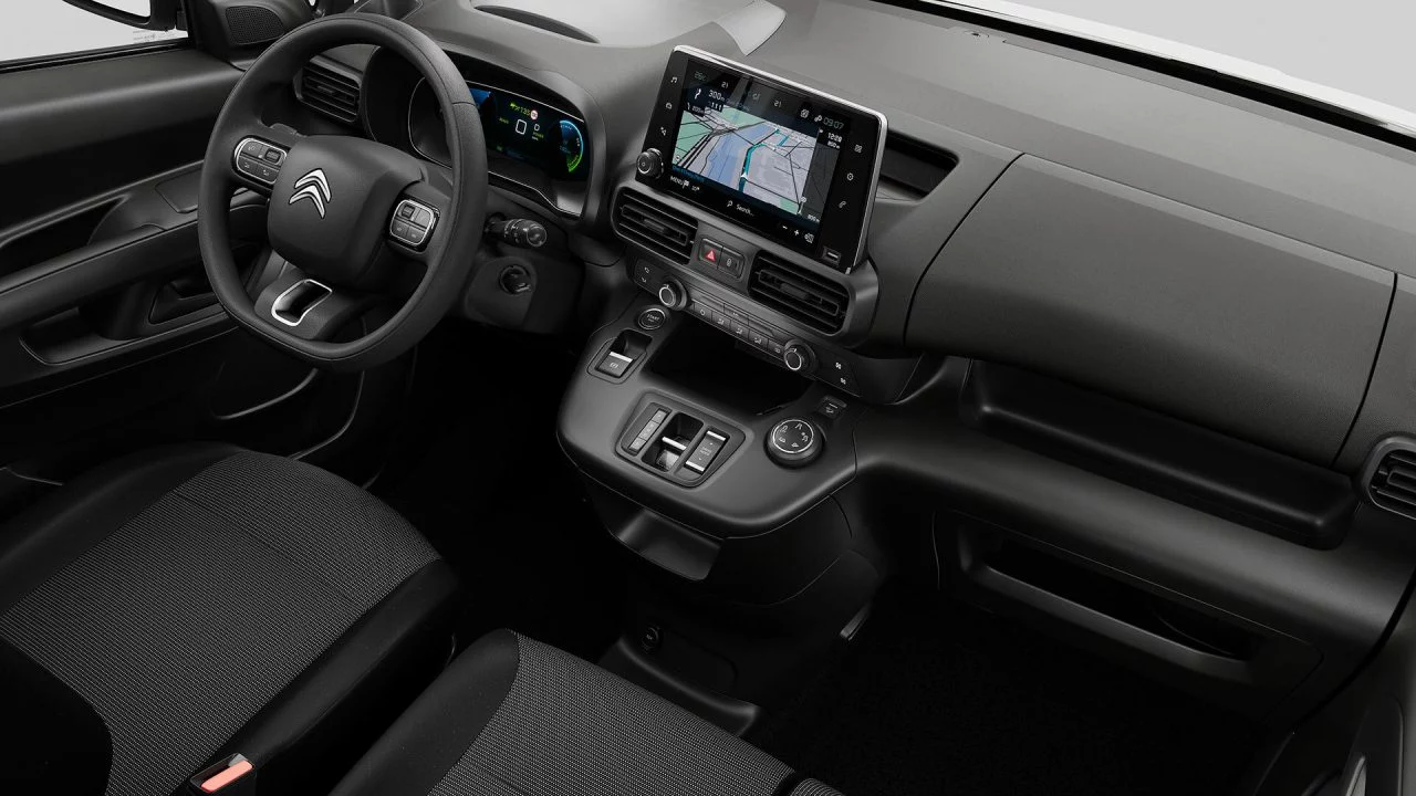 Vista del cuadro de instrumentos moderno del Citroën Berlingo, con pantalla táctil.