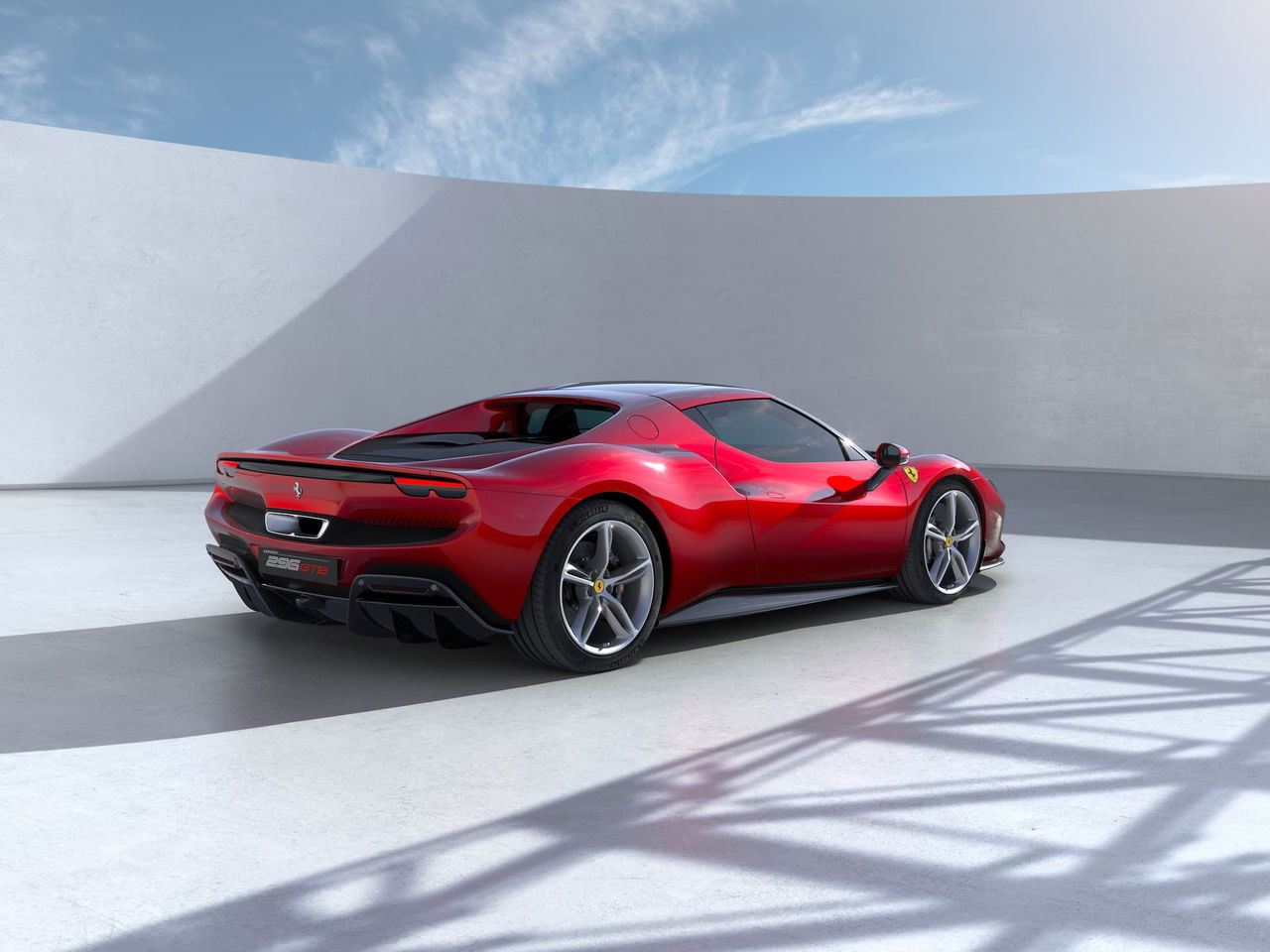 Silueta dinámica del Ferrari 296 GTB mostrando su diseño lateral