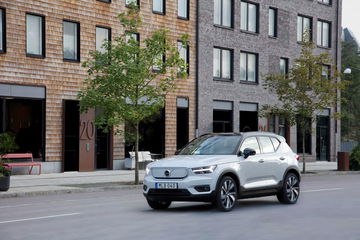 Volvo Xc40 Recharge P8 Awd In Glacier Silver