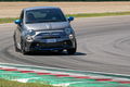 Vista dinámica del Abarth 595 en plena maniobra sobre la pista.