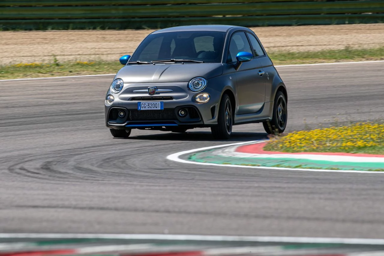 Visión dinámica del Abarth 595 tomando una curva en circuito.