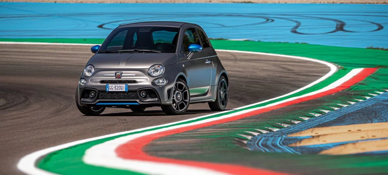 Vista dinámica del Abarth 595 en pista, enfatizando su deportividad.