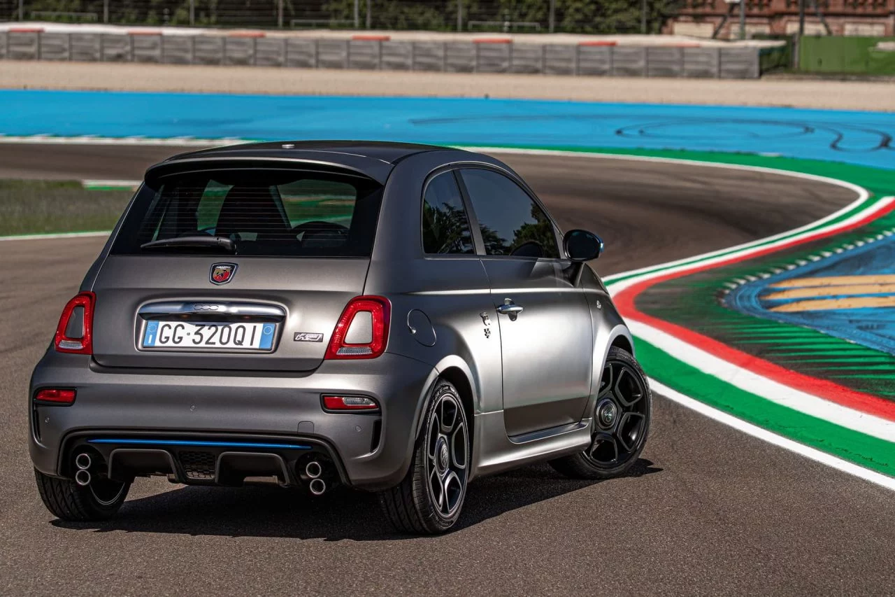 Vista dinámica del Abarth 595 en pista mostrando su perfil trasero y lateral.