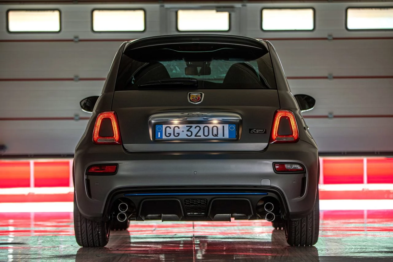 Vista trasera del Abarth 595 destacando su diseño deportivo y escape.