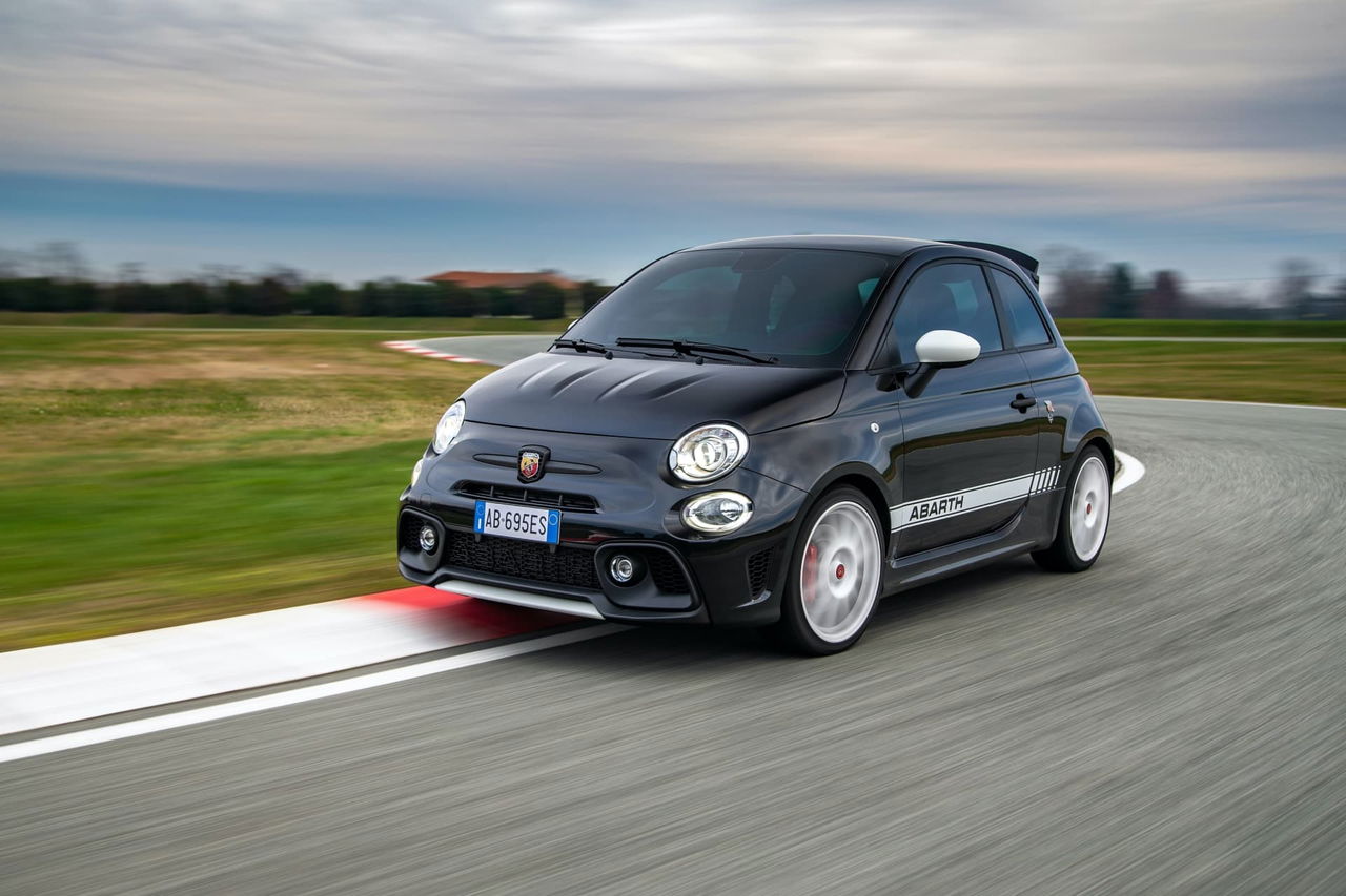 Vista dinámica del Abarth 695 tomando una curva en pista.