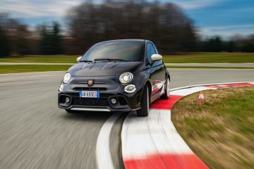 El Abarth 695 despliega su carácter deportivo en pista, mostrando su frontal agresivo y línea dinámica.