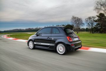 Vista dinámica del Abarth 695 en acción, resaltando su perfil lateral deportivo.