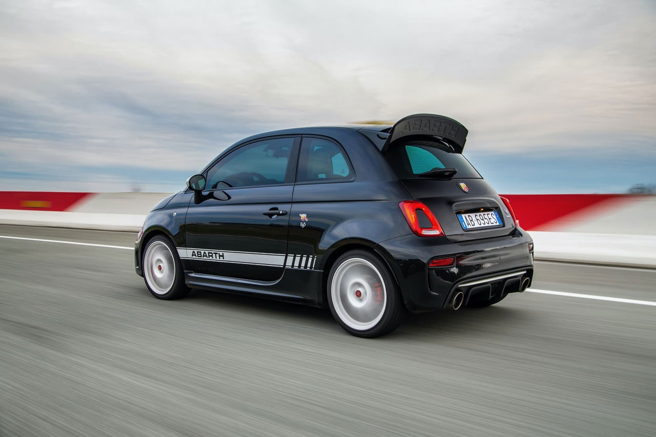 Perfil dinámico del Abarth 695, mostrando su diseño compacto y deportivo.