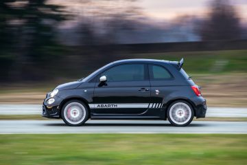 Vista dinámica lateral del Abarth 695 en movimiento.