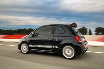 Vista dinámica lateral del Abarth 695, destacando su diseño deportivo.