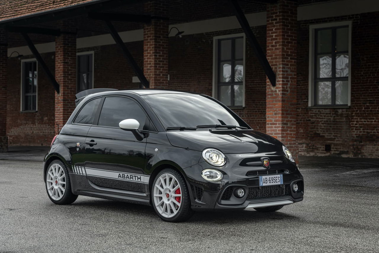 Vista lateral del Abarth 695 que muestra su diseño compacto y deportivo.