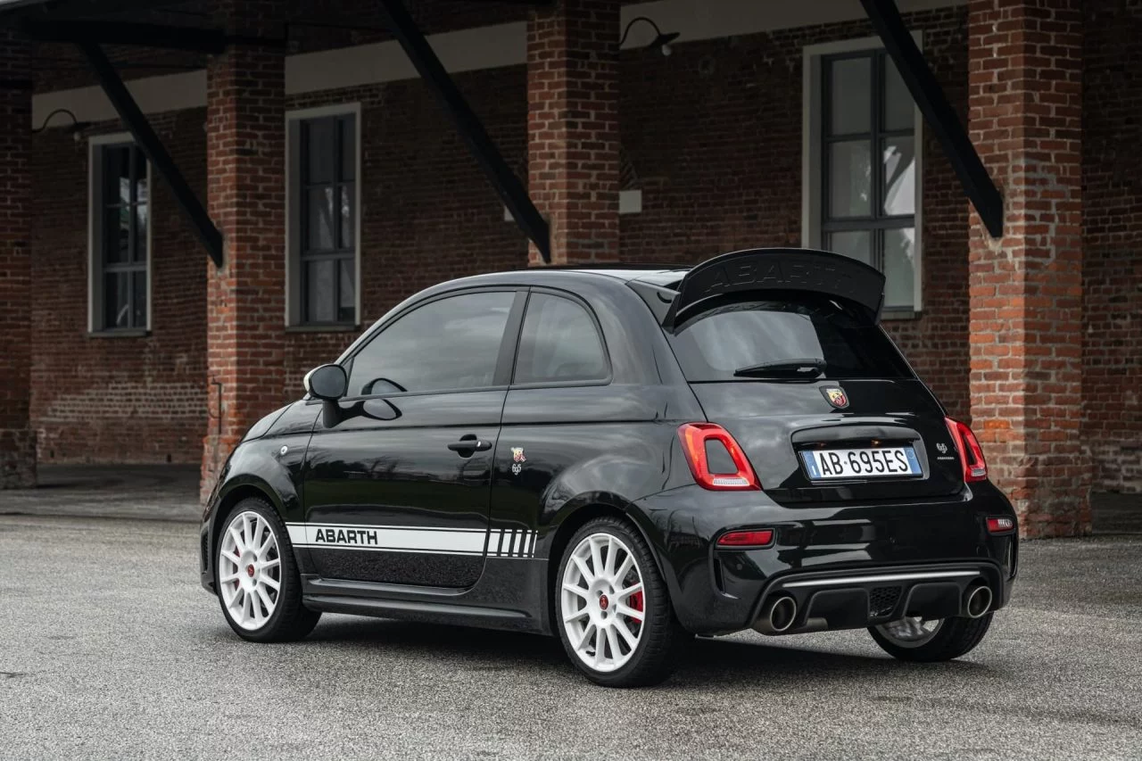 Vista lateral y trasera del Abarth 695, mostrando su perfil deportivo.