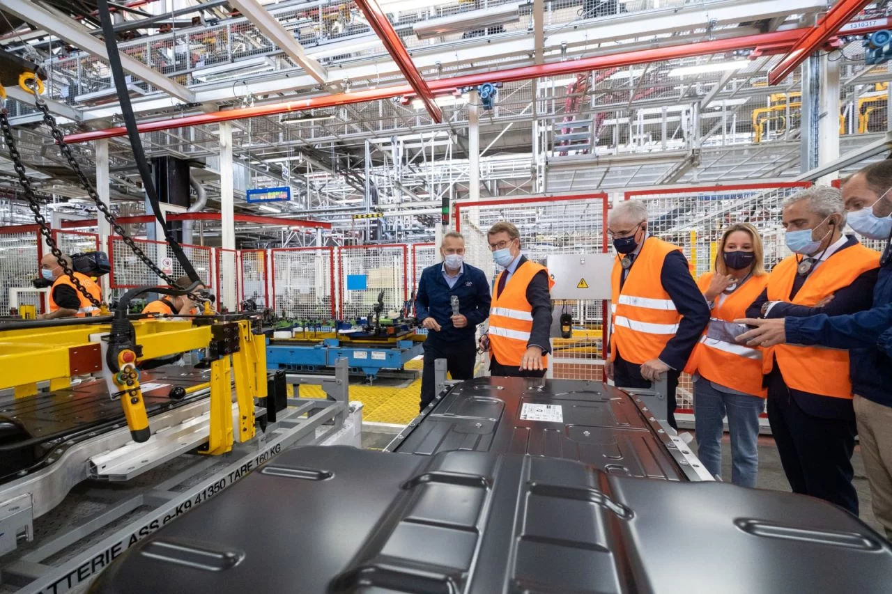 O Titular Do Goberno Galego Visita A Liña De Produción Da Versión Eléctrica Dos Vehículos Comerciais Lixeiros Producidos Na Planta De Stellantis