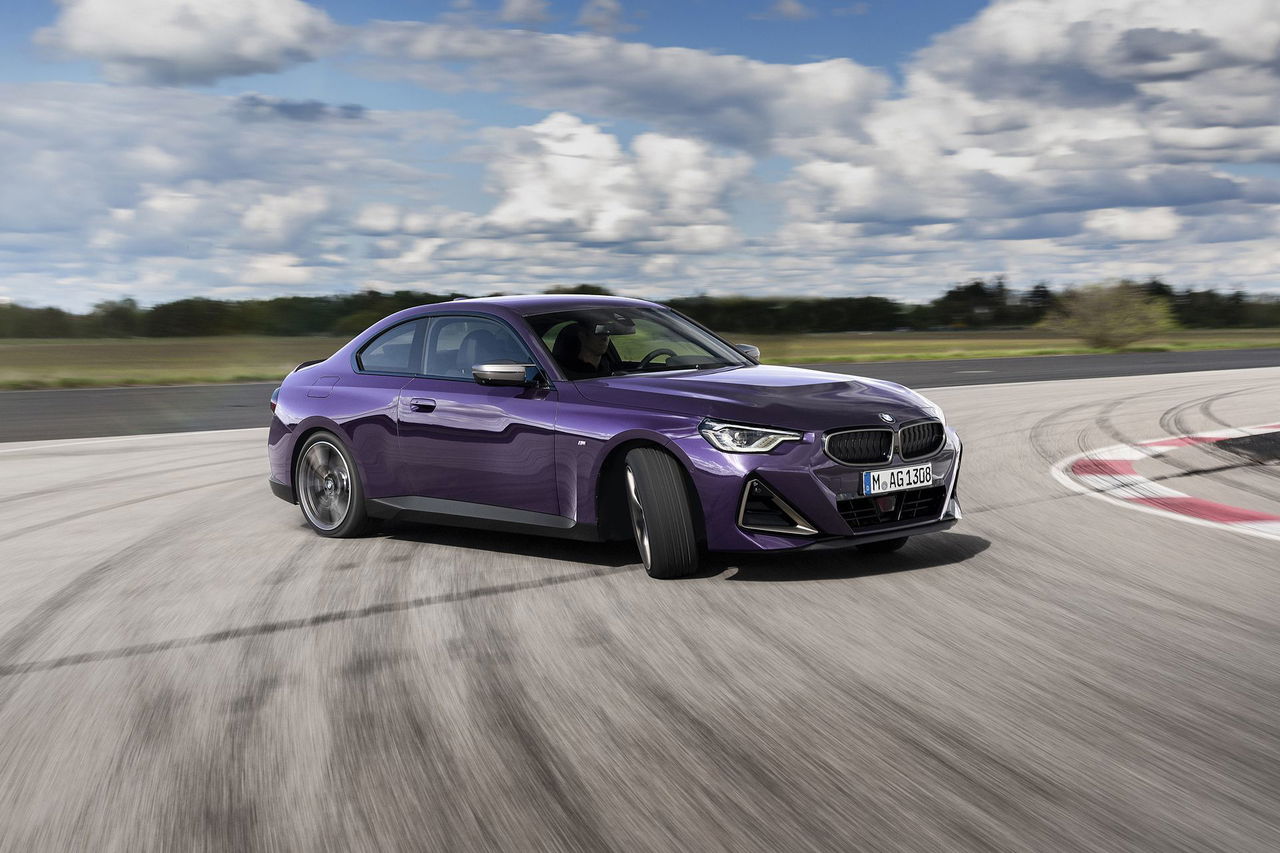 Vista dinámica del BMW Serie 2 en pista, destacando su línea y frontal agresivo.