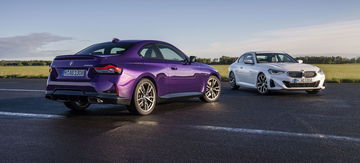 Vista lateral y delantera del BMW Serie 2 en pista, enfatizando su diseño dinámico.