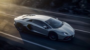 Vista dinámica del Lamborghini Aventador en plena aceleración.
