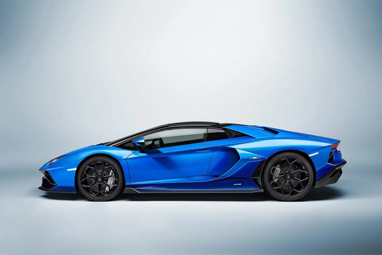 Lamborghini Aventador en azul dinámico, vista lateral.