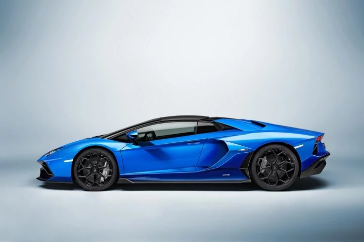 Lamborghini Aventador en azul dinámico, vista lateral.
