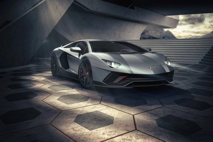 Vista angular del Lamborghini Aventador, enfatizando su diseño agresivo.
