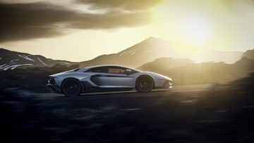 Lamborghini Aventador capturando la luz del atardecer en movimiento.