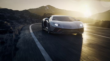 Fascinante toma del Aventador encarando el crepúsculo con sus puertas aladas abiertas.