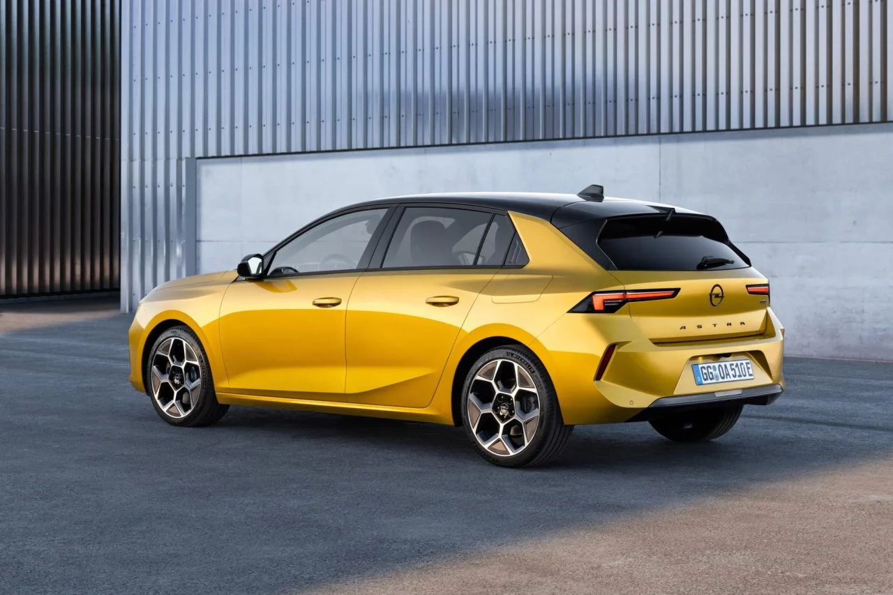 Opel Astra 2022 Trasera Amarillo 01