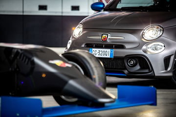 Detalle agresivo de la fascia delantera del Abarth 595, resaltando su dinamismo.