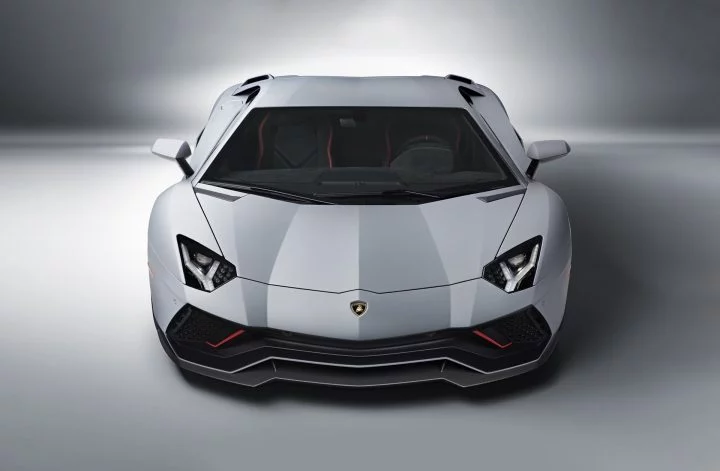 Vista frontal del Lamborghini Aventador destacando su agresivo diseño.