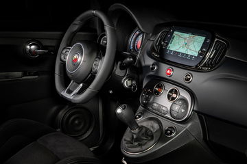 Vista del volante e instrumentación del Abarth 595, realzando su carácter deportivo.