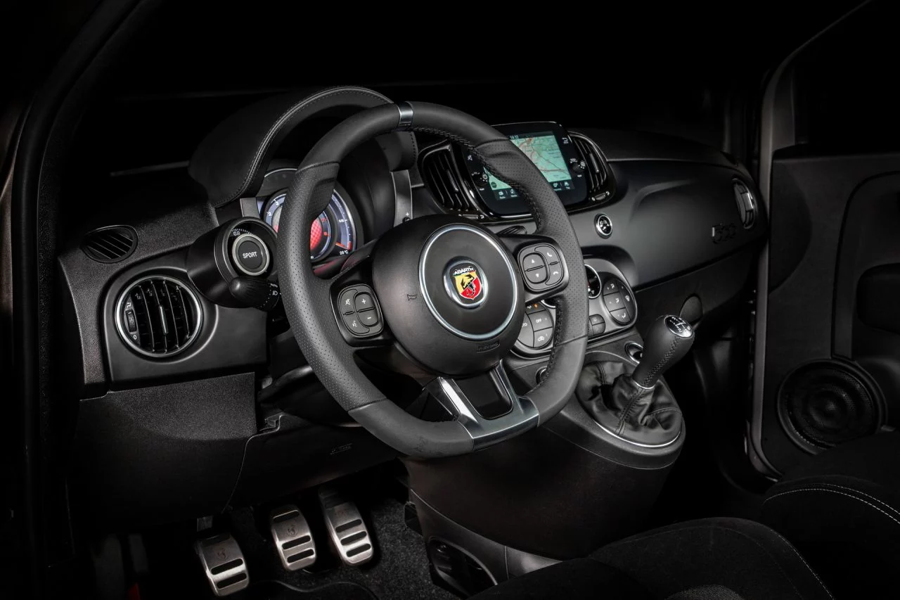 Volante deportivo multifunción con logo distintivo Abarth.