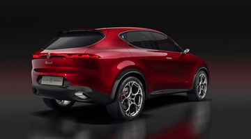 Vista trasera y lateral del Alfa Romeo Brennero destacando su diseño deportivo.