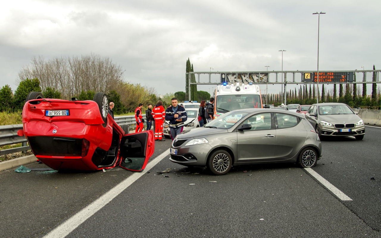 Autopilot Testa Investigacion Accidente Vehiculos Emergencias 02