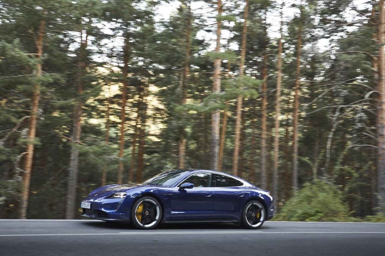 Porsche Taycan Azul Gentian 37