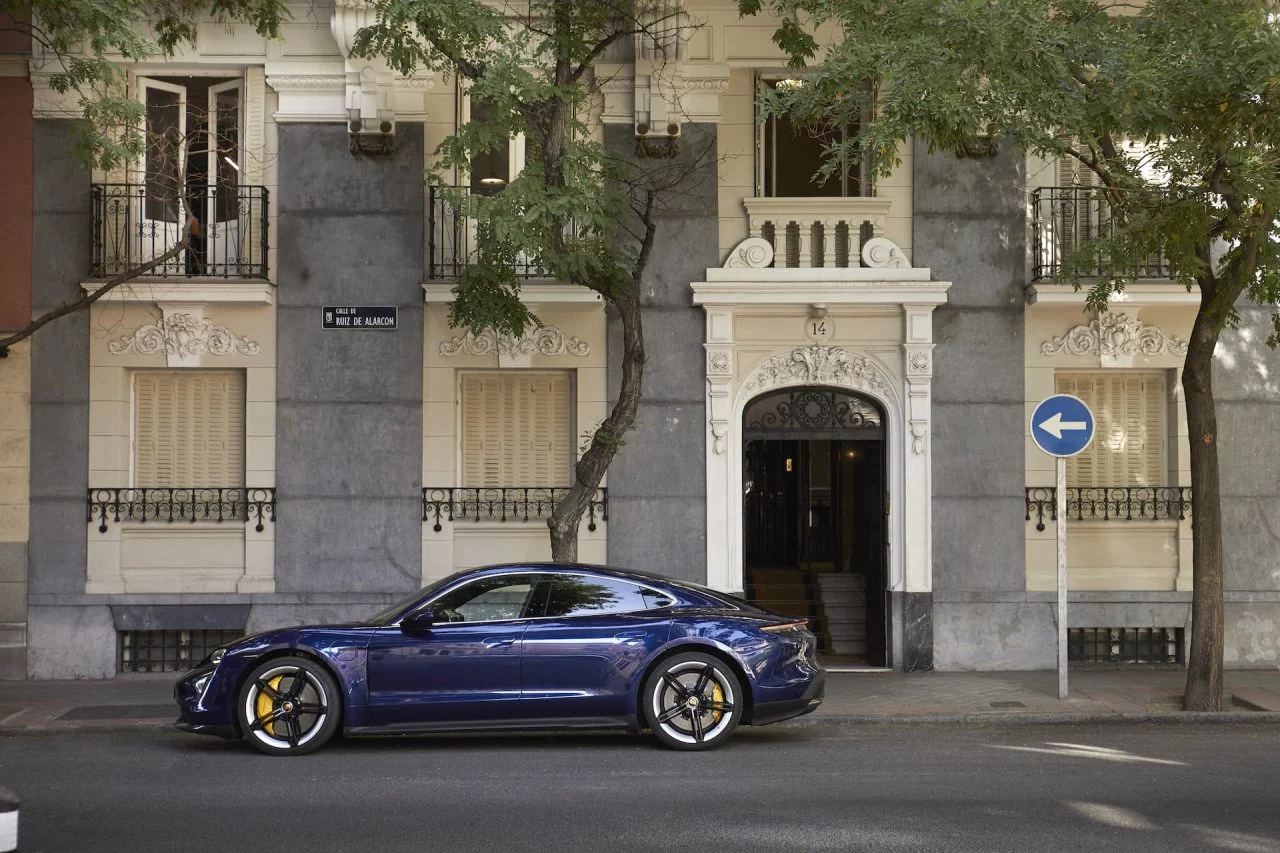 Porsche Taycan Azul Gentian 69