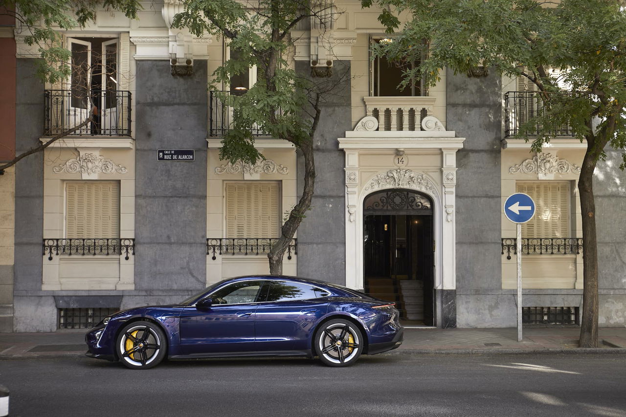 Porsche Taycan Azul Gentian 69