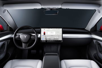 Tesla Elon Musk Semiconductores Crisis Model 3 Interior Pantalla