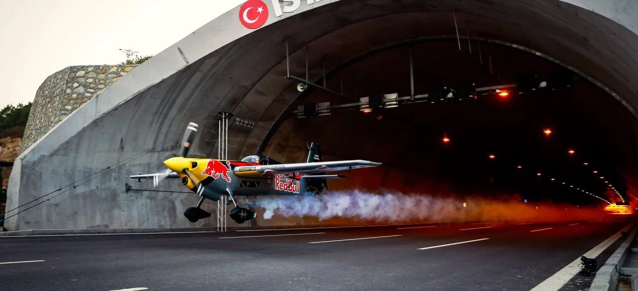 Avion Tunel Video