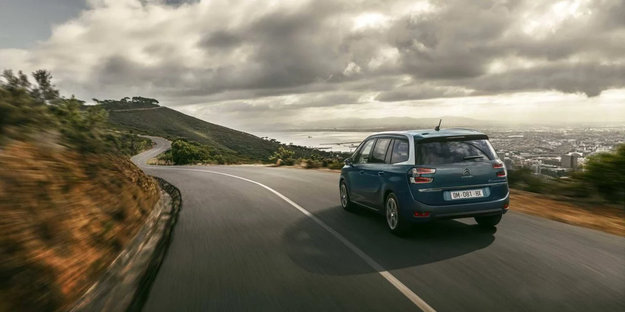 Vista dinámica del Citroën Grand C4 SpaceTourer en carretera abierta.