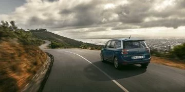 Vista dinámica del Citroën Grand C4 SpaceTourer en carretera abierta.