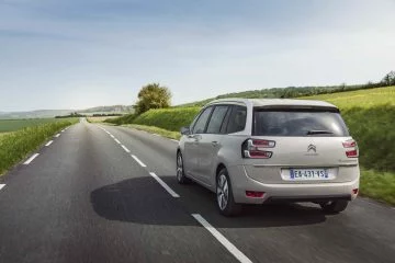 Vista trasera y lateral del Citroën Grand C4 SpaceTourer en carretera.