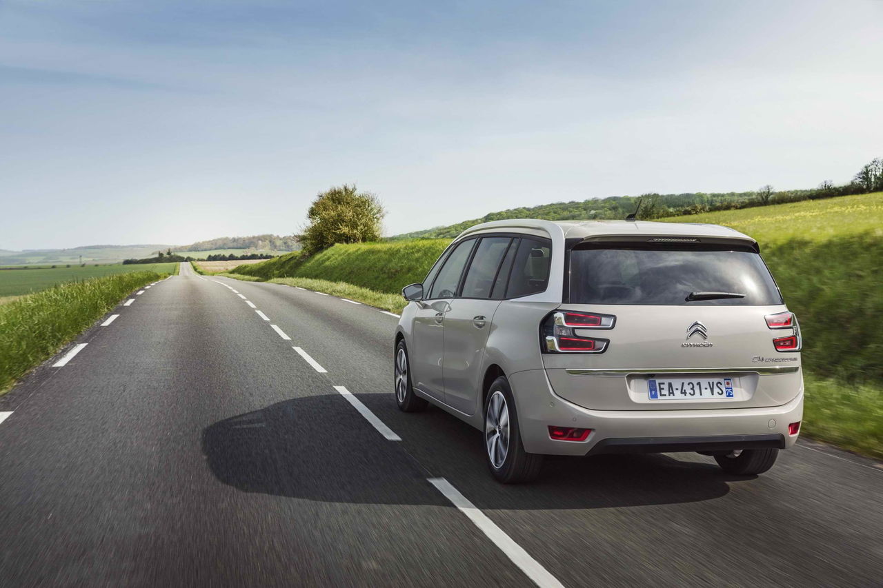 Vista trasera y lateral del Citroën Grand C4 SpaceTourer en carretera.