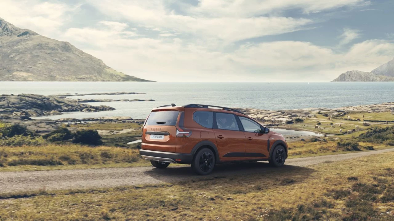 Vista lateral del Dacia Jogger en un entorno natural, reflejando su versatilidad.