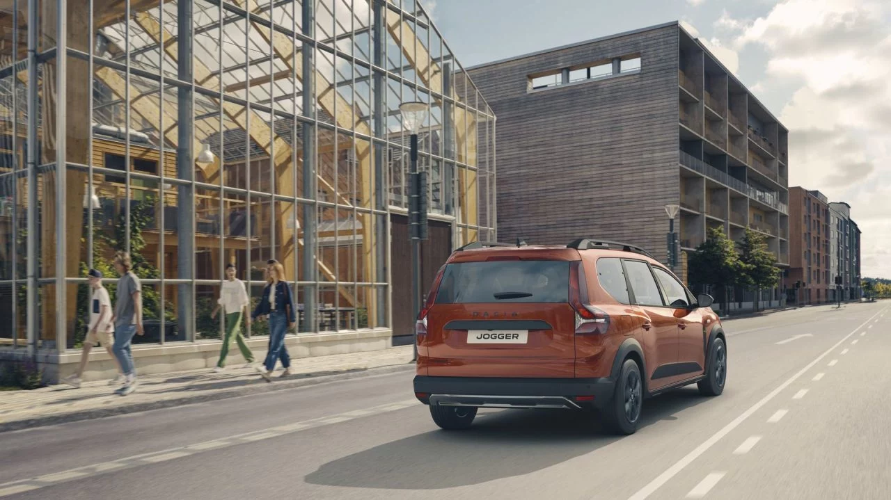 Vista trasera y lateral del Dacia Jogger destacando su diseño práctico y familiar.