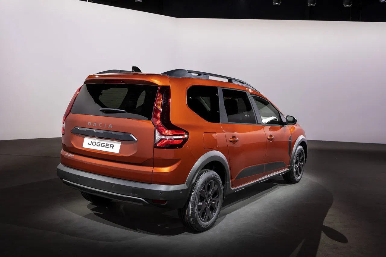 Vista trasera y lateral del Dacia Jogger que muestra su diseño y dimensiones.