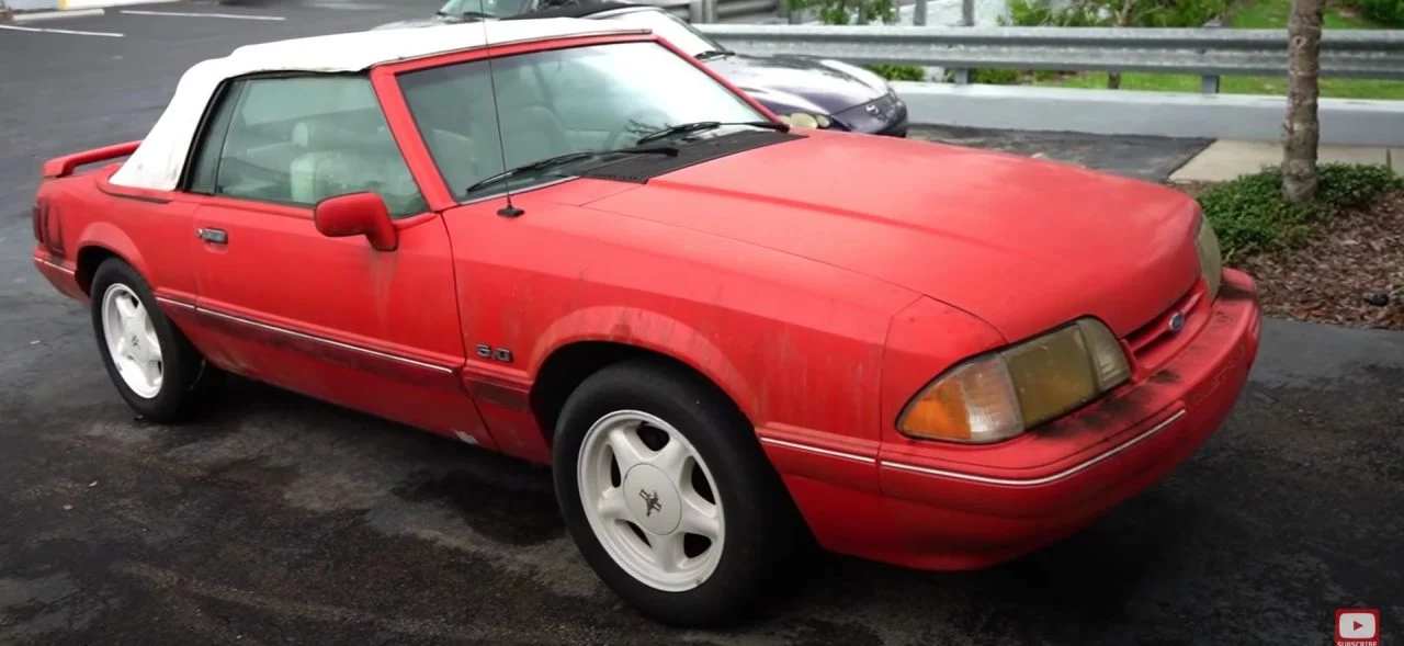 Detallado Ford Mustang Abandonado