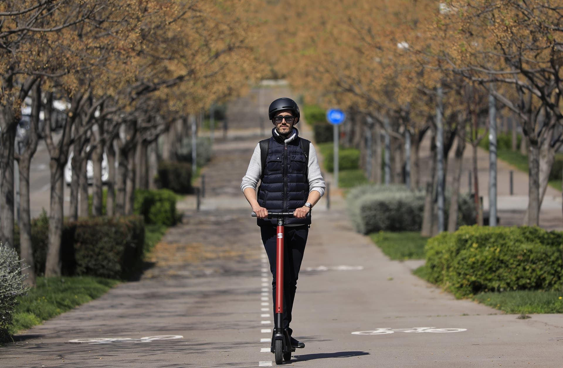 El casco es obligatorio en patinetes eléctricos tras la reforma de la DGT