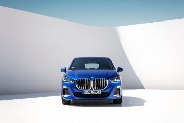 Vista frontal del BMW Serie 2 Active Tourer destacando su parrilla icónica.