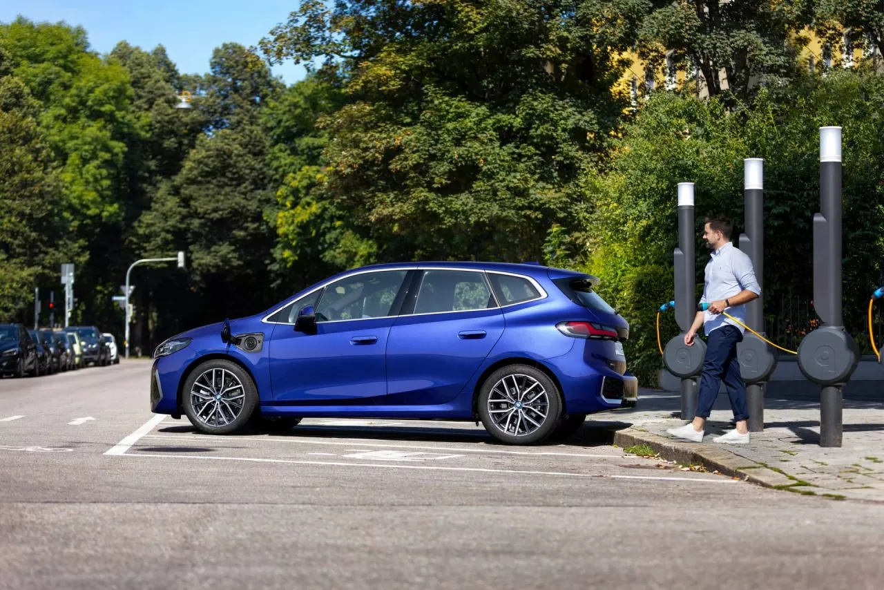 Vista lateral del BMW Serie 2 Active Tourer destacando su diseño dinámico.