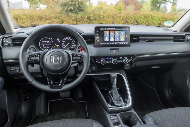 Vista del volante y panel de instrumentos del Honda HR-V.