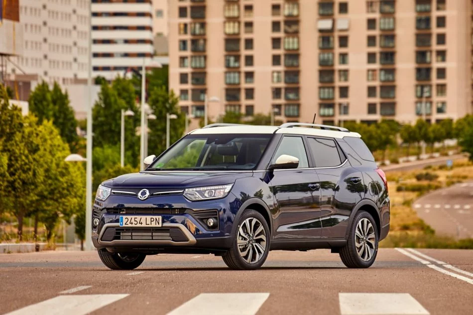 Vista frontal del SsangYong Tivoli Grand, enfatizando su robustez y diseño moderno.